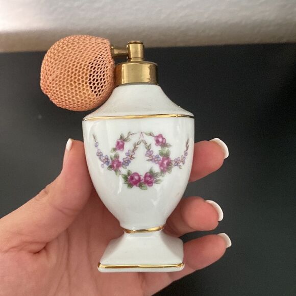 Vintage Perfume Atomizer with Floral Design - Picture 6 of 8